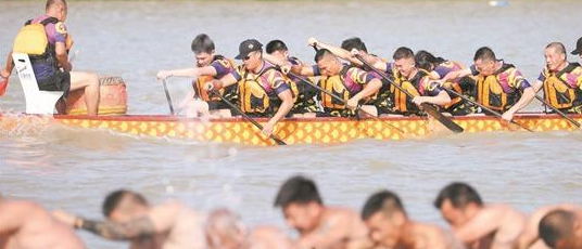 鯉城區(qū)筍江橋下舉行民俗特色扒龍船活動