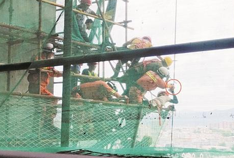 工人高樓工作手指絞進(jìn)鋼絲繩 消防人員及時救援