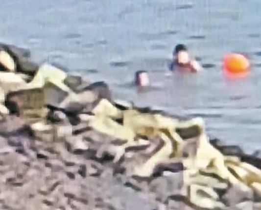 男子被沖江中無力游回岸 救援人員及時(shí)發(fā)現(xiàn)并救起