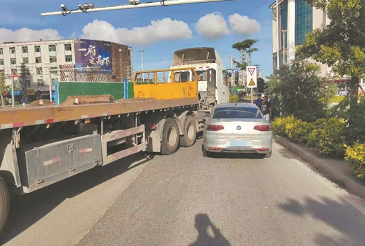 重型牽引車(chē)變道超車(chē)撞上小車(chē) 所幸無(wú)人傷亡