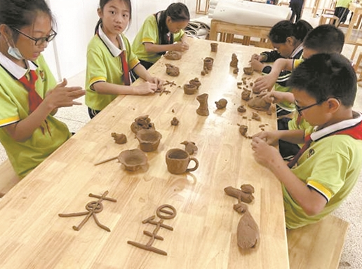 工藝美術(shù)大師為學(xué)生帶來生動(dòng)陶藝課