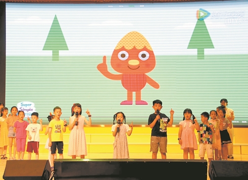 500余名學(xué)員和老師用紅色展演頌華章