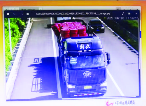 兩桶化工原料掉落應(yīng)急車道 肇事司機(jī)受到處罰