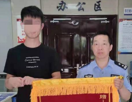 學生不慎遺失手機 警察展開調(diào)查找回手機