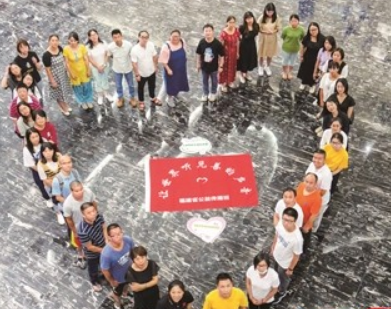 讓世界聽(tīng)見(jiàn)善的聲音!！培養(yǎng)輸出公益?zhèn)鞑ト瞬?/>
								<p>讓世界聽(tīng)見(jiàn)善的聲音!6月20日，2020福建省公益?zhèn)鞑グ嘟Y(jié)業(yè)典禮在上杭古田會(huì)議會(huì)址所在的古田鎮(zhèn)政府會(huì)議室舉行。經(jīng)過(guò)一年的時(shí)間，來(lái)自全省社會(huì)   <a href=