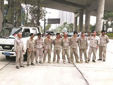 駕駛輕型普通貨車(chē)車(chē)廂載人 車(chē)上總共坐滿10人