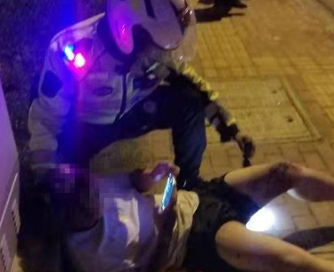 外賣小哥騎車速度太快路邊摔倒 鐵騎隊(duì)員及時救助