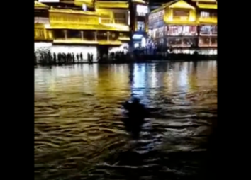 退休職工失去平衡跌入沱江 素不相識大哥及時(shí)救助