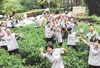 中考在即 初一學(xué)生采摘辣椒、茄子為學(xué)長學(xué)姐加油