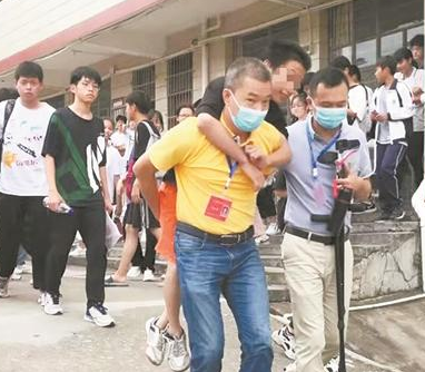 志愿者攙扶或背殘疾考生進出考場
