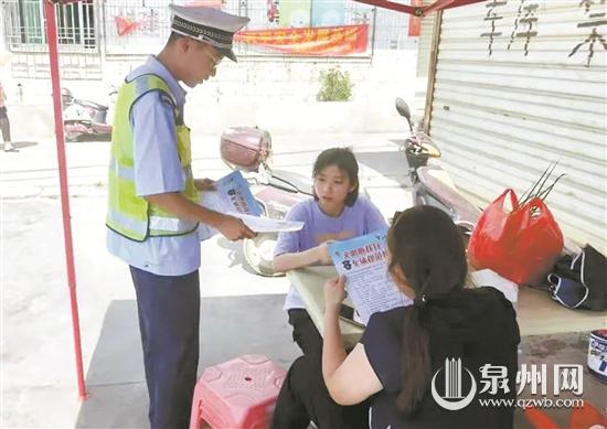 深入駕校開展交通安全宣傳活動(dòng) 提高交通文明素質(zhì)