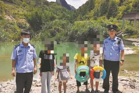 幾名小孩準(zhǔn)備到山圍塘游泳 被民警及時制止