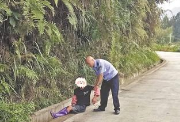 男子中暑暈倒路邊 民警停車(chē)緊急救助