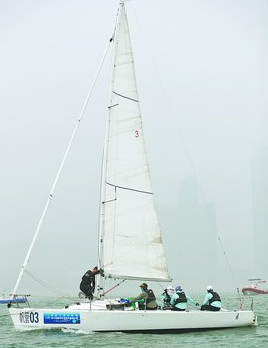 廈門市大學(xué)生帆船比賽中拼得1銀
