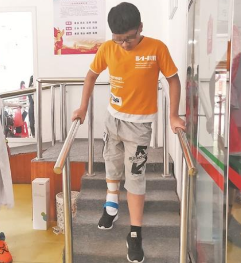 15歲男孩在救助慈善公益協(xié)會(huì)幫助下成功站起來