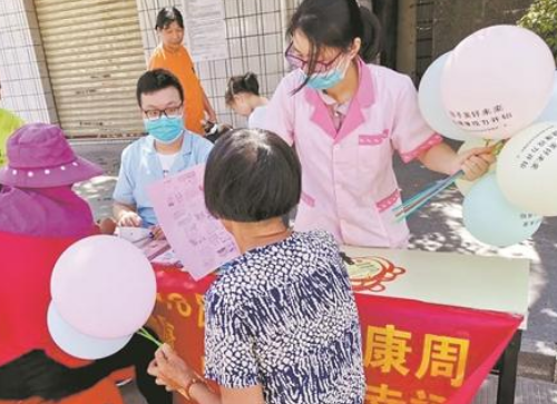 婦幼保健院免費為老人測量血壓 宣傳健康知識