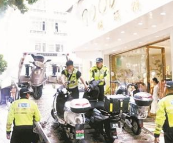 交警部門拖離路面停放無(wú)牌超標(biāo)電動(dòng)車