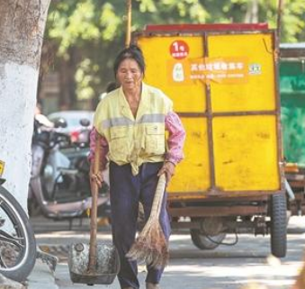 體會(huì)環(huán)衛(wèi)工夫妻工作艱辛 部門積極采取人性化措施