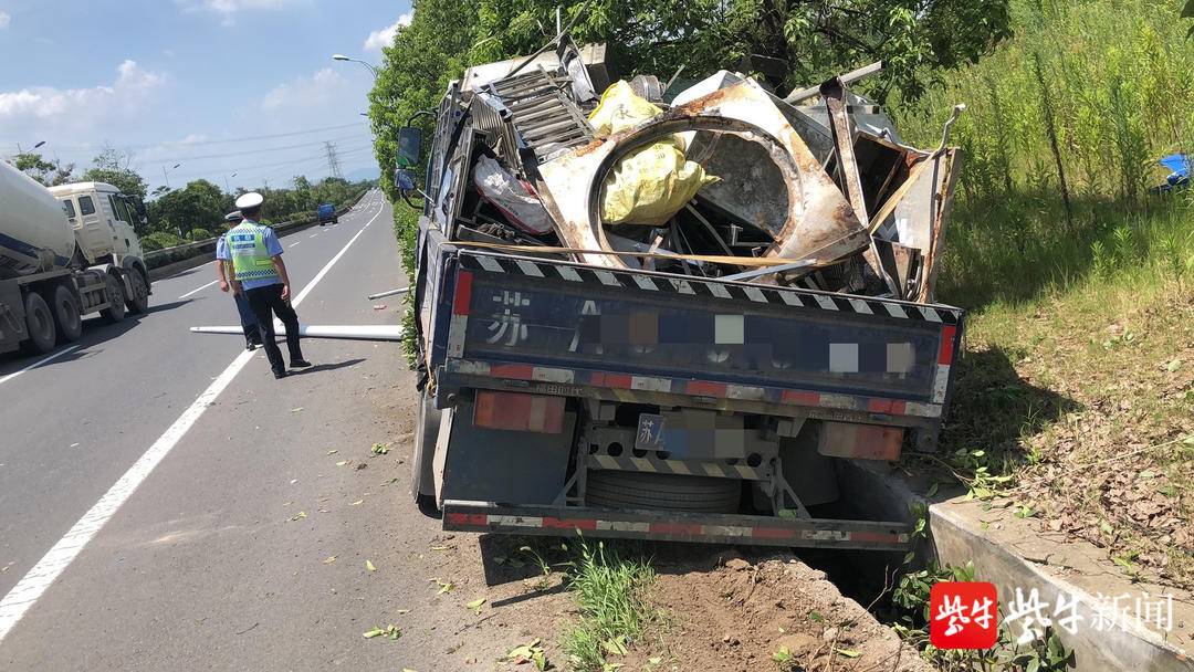 司機行車過程中犯起困 導致車輛側(cè)翻在路邊排水溝