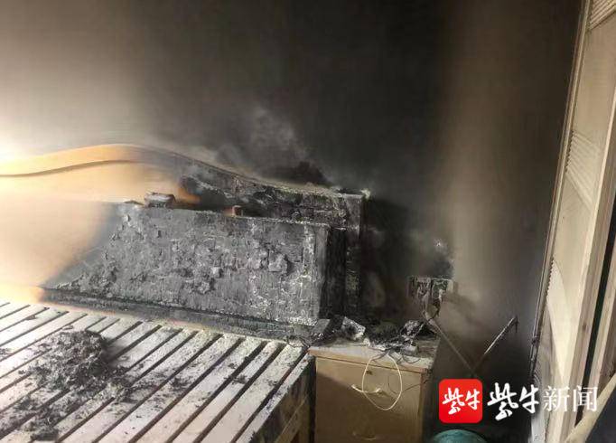 充電器不拔造成短路引起火災(zāi) 消防員及時撲救
