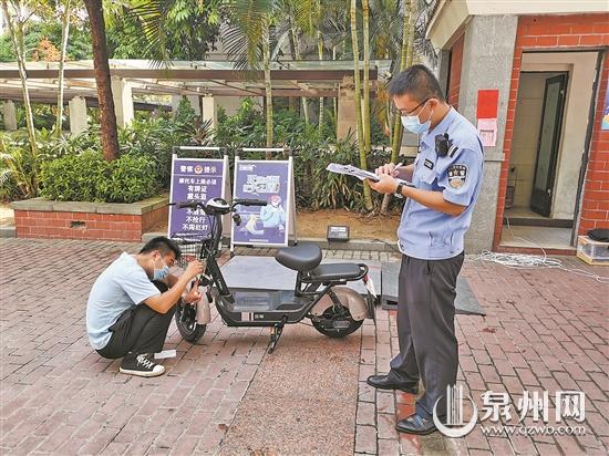 交警大隊(duì)為群眾提供電動(dòng)自行車上牌服務(wù)