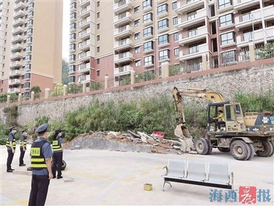 一家駕校私建訓練場 執(zhí)法人員強制拆除