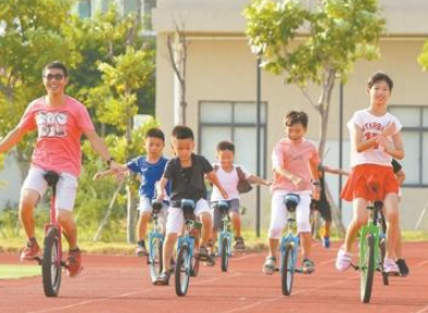 高級(jí)教師組建獨(dú)輪車校隊(duì) 用快樂(lè)方式傳遞知識(shí)