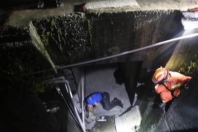 男子失足掉入3米排污井 消防員成功送到安全地帶