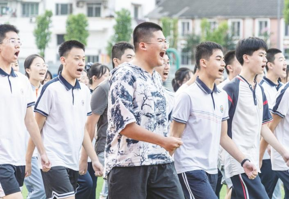 漳州市初一、高一新生進(jìn)行軍訓(xùn)會操 即將開啟新生活