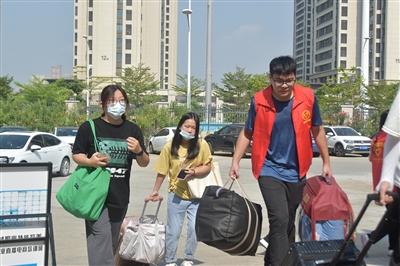 泉州紡織服裝職業(yè)學(xué)院迎來新生報(bào)到注冊