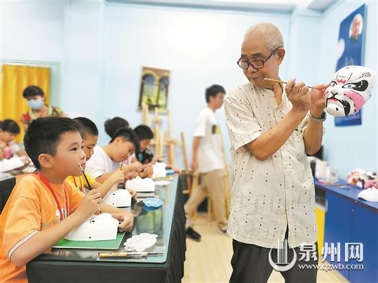 小學(xué)生來(lái)到社區(qū)非遺手工坊 感受傳統(tǒng)手藝人匠心創(chuàng)作