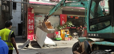 靈秀鎮(zhèn)提高轄區(qū)人居環(huán)境水平 對18處違章搭蓋進行拆除 