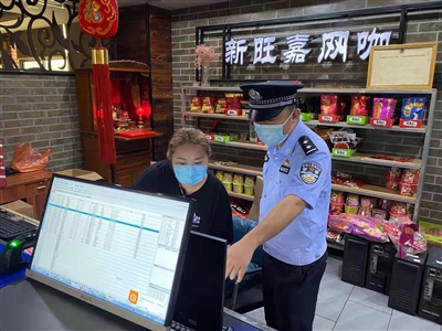 民警深入轄區(qū)開展網(wǎng)吧安全檢查 規(guī)范網(wǎng)吧經(jīng)營秩序