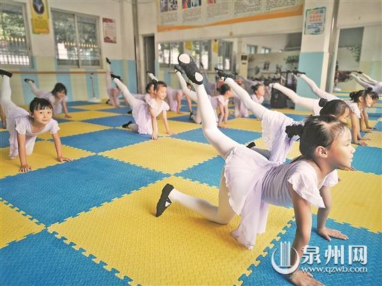 800多名學(xué)生奔赴校內(nèi)“第二課堂” 享受快樂課余時(shí)光