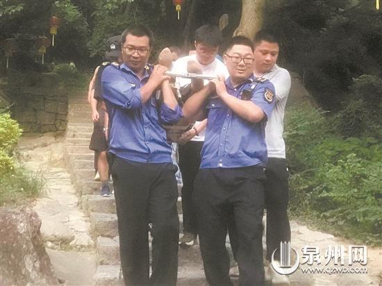 六旬游客爬山摔斷腿 執(zhí)法大隊用擔(dān)架安全抬下山