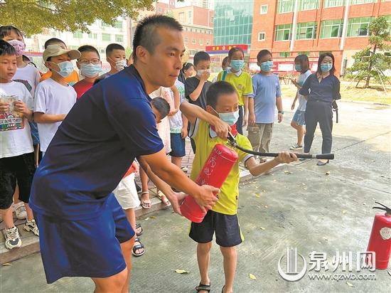 小學(xué)生來(lái)到消防救援站 真正體驗(yàn)“小小消防員”感覺(jué)