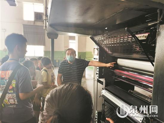 小學(xué)生前往報(bào)社印務(wù)中心參觀 收獲印刷小知識(shí)