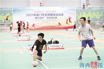 全民健身運(yùn)動(dòng)會(huì)羽毛球賽 連追五球老將成功翻盤