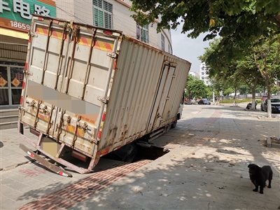 人行道路面連續(xù)出現(xiàn)塌陷 一部貨車陷入坑中