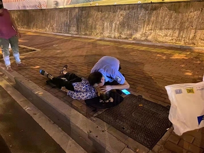 老人路邊昏倒情況緊急 民警跪地為其實(shí)施心肺復(fù)蘇 