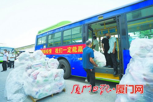 10萬份食品送進(jìn)管控封控區(qū) 近百名工人搬運(yùn)物資