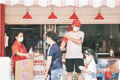 商鋪老板參與志愿服務(wù) 傳承“厝邊”互助精神
