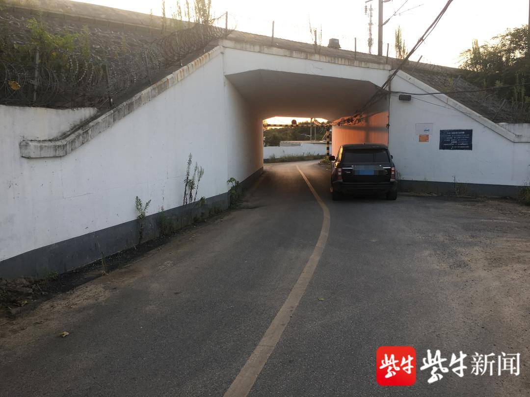 男子駕駛車輛還回復信息 小轎車一頭撞上涵洞墻壁