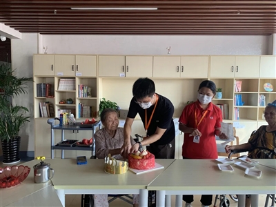 養(yǎng)老機(jī)構(gòu)工作人員制造小驚喜 安撫老人失落情緒