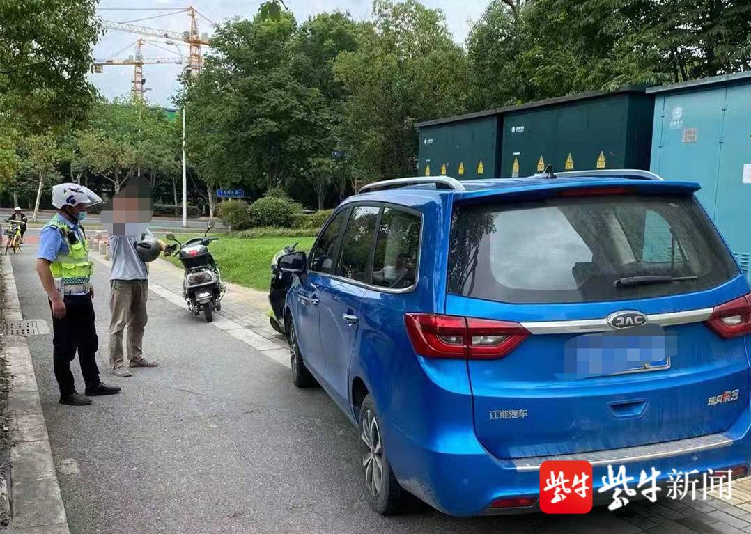 “無(wú)人駕駛”商務(wù)車撞倒多輛電動(dòng)車 原來(lái)是手剎沒拉到位