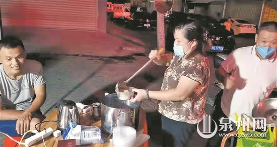 小店老板為志愿者花樣準備夜宵 日子雖清貧但很溫馨