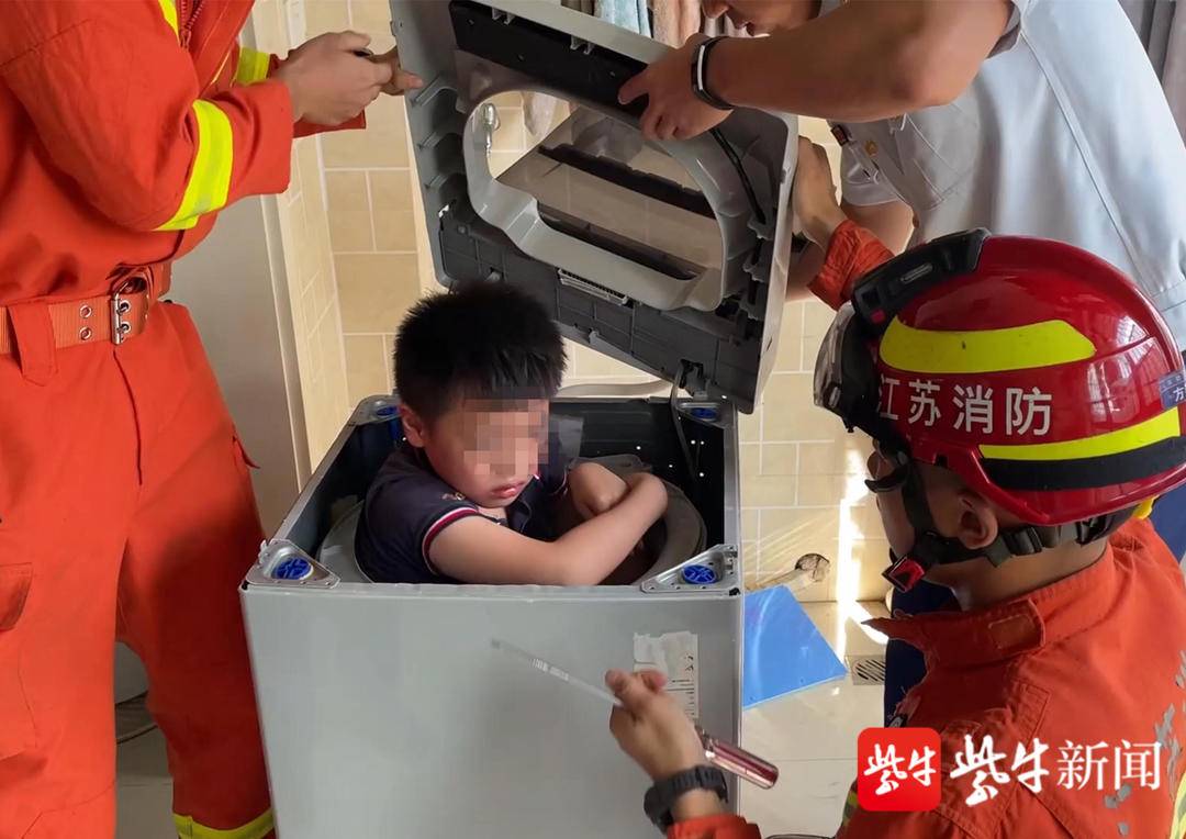 貪玩萌童被卡洗衣機(jī)內(nèi) 媽媽拍視頻記錄“搞笑現(xiàn)場(chǎng)”