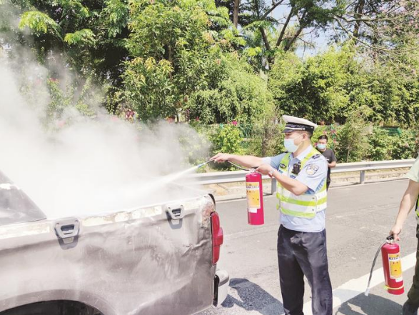 貨車高速公路收費站著火 民警發(fā)動群眾參與滅火