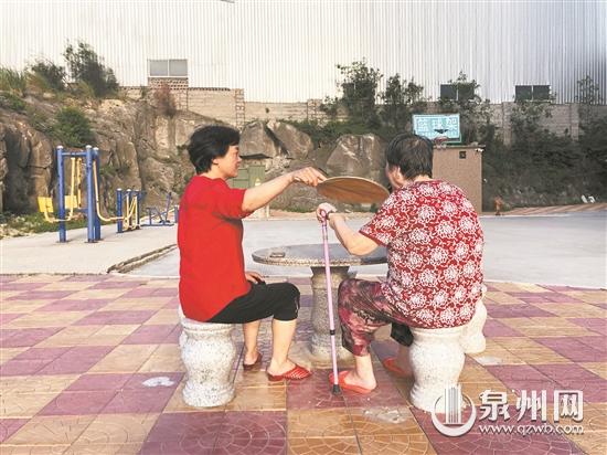 養(yǎng)老保姆成為很多家庭考慮問題 如何給老人找保姆？