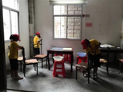 陶青師生走進(jìn)港邊村老人會 提前為老人營造節(jié)日氛圍